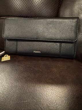 Fossil Jori Black cow hide Leather Foldover Wallet with Gold color Logo